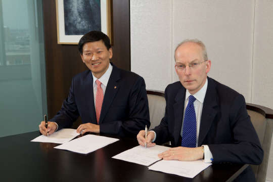 원종규 코리안리 사장(왼쪽)이 로이즈 신디케이트 출범을 앞두고 지난 3월 26일 런던을 방문, 파트너사 비즐리와의 업무협약식에서 최종서명을 하고 있다.  코리안리 제공